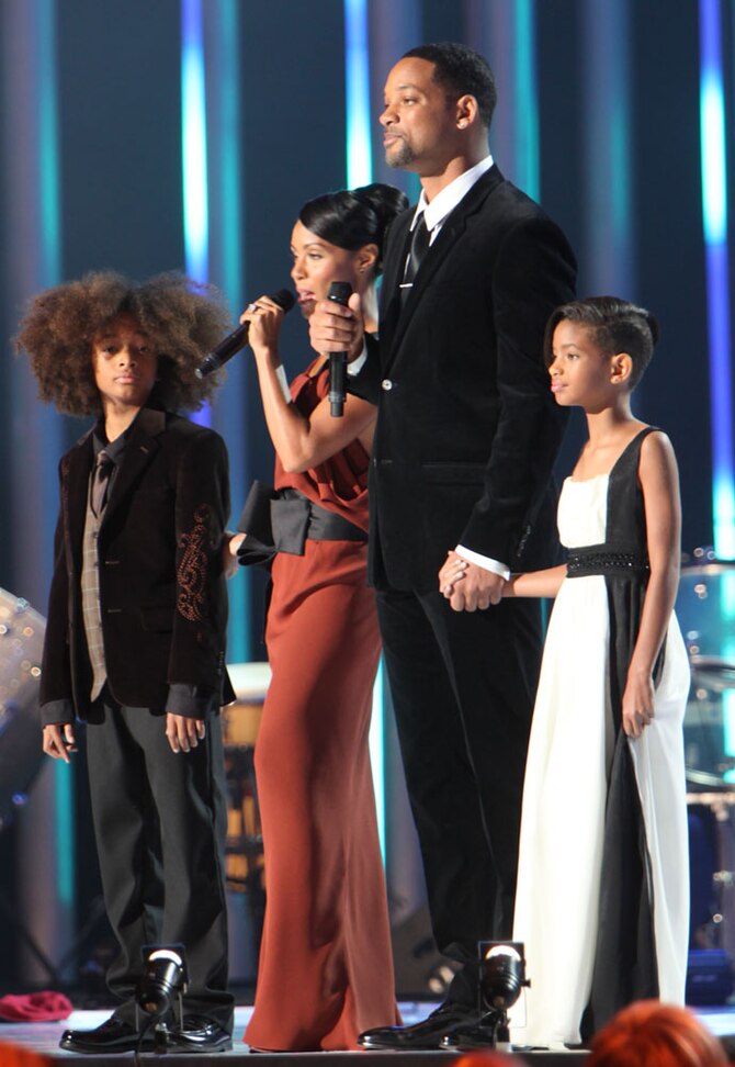 English: Will Smith and his wife Jada Pinkett ... Will Smith con su esposa Jada y con sus hijos.